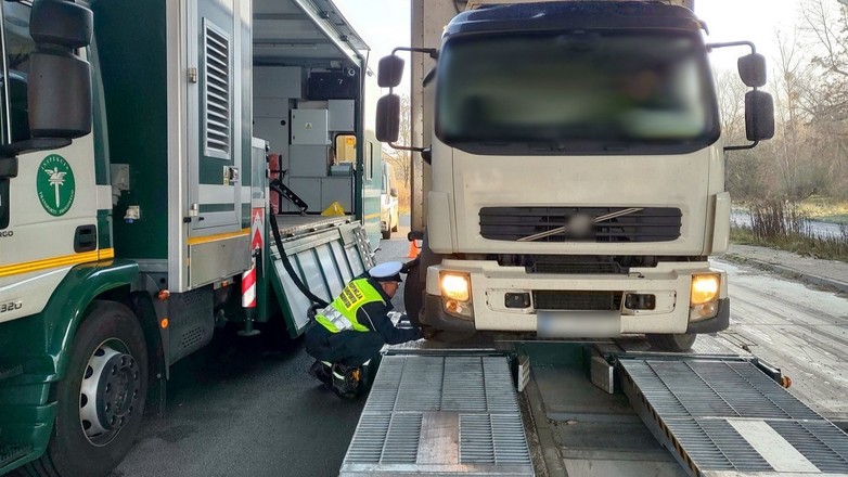 Inspektorzy Inspekcji Transportu Drogowego (ITD) do szczegółowej kontroli stanu technicznego pojazdów wykorzystują najnowocześniejszą Mobilną Jednostkę Diagnostyczną
