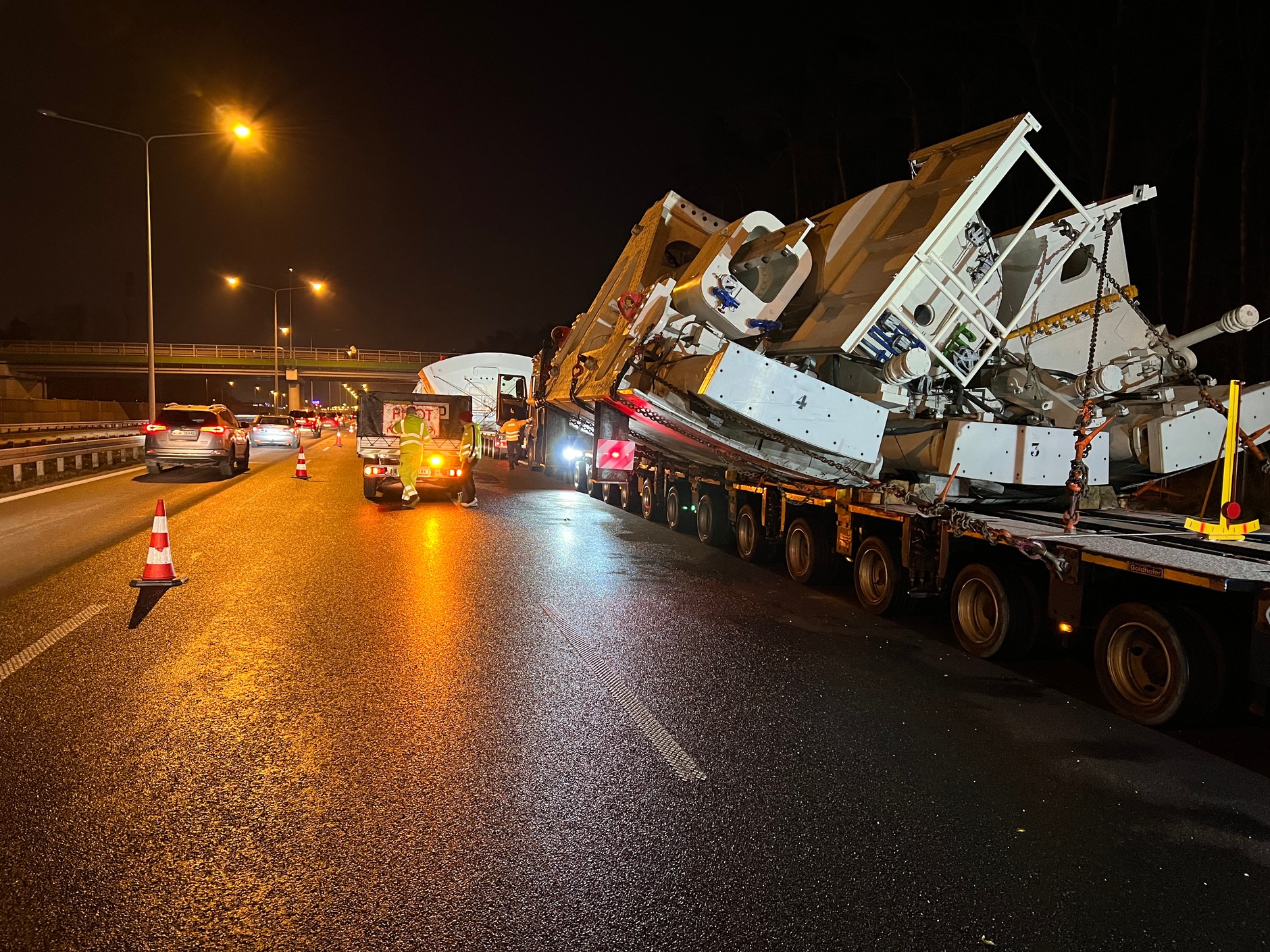 Transport gigantycznej maszyny TBM w Warszawie