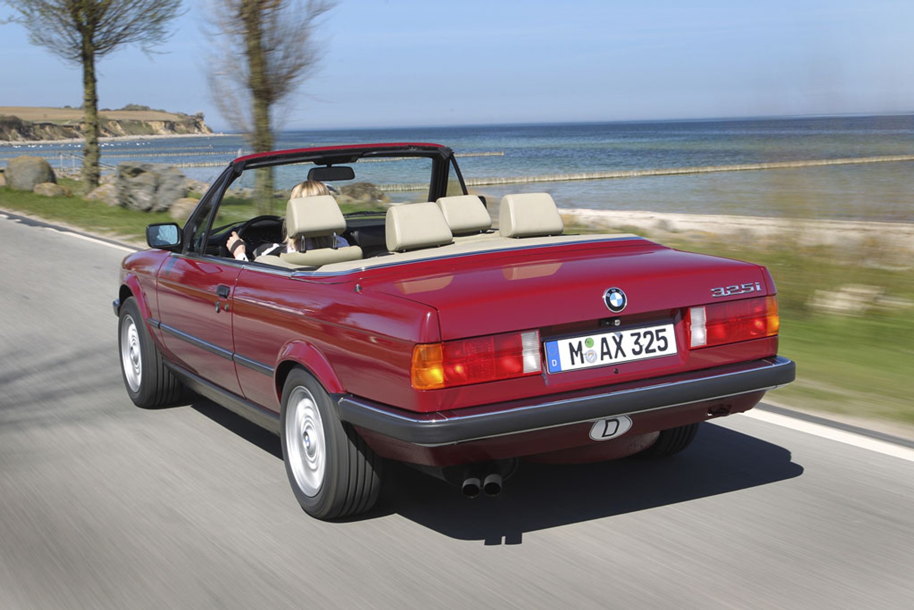 BMW E30 Cabrio - Czas na rekreację w klasycznym stylu