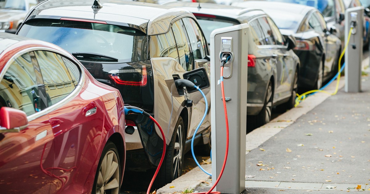 W ramach nowego programu dopłat do samochodów elektrycznych będzie można zyskać wyższe dofinansowanie niż dotychczas i kupić droższe auto