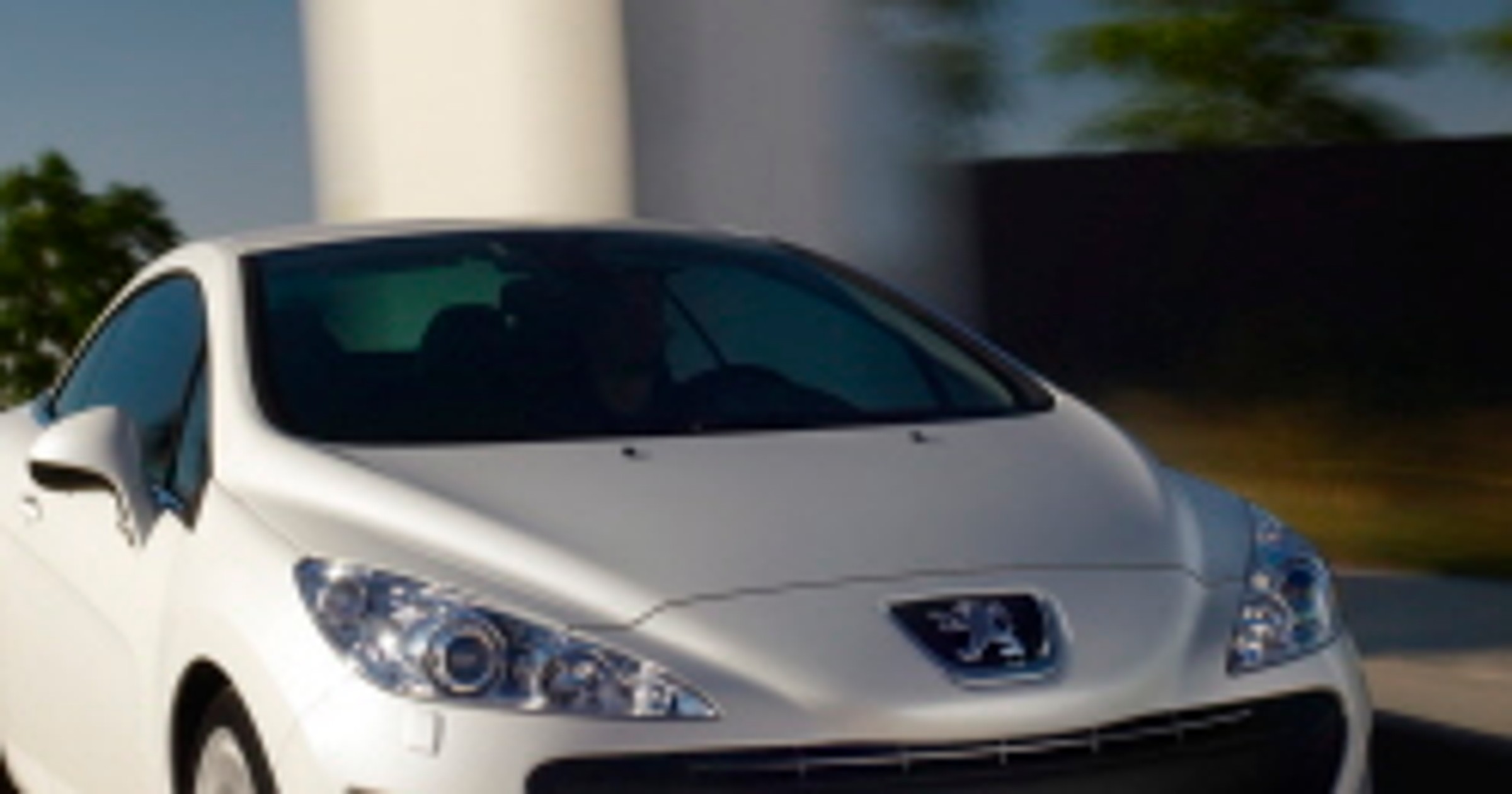 Peugeot: jadąc 308 CC z... ogrzewanym karkiem (ceny w Polsce)