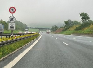 Ograniczenie prędkości "bei Nässe". Kiedy trzeba zwolnić?