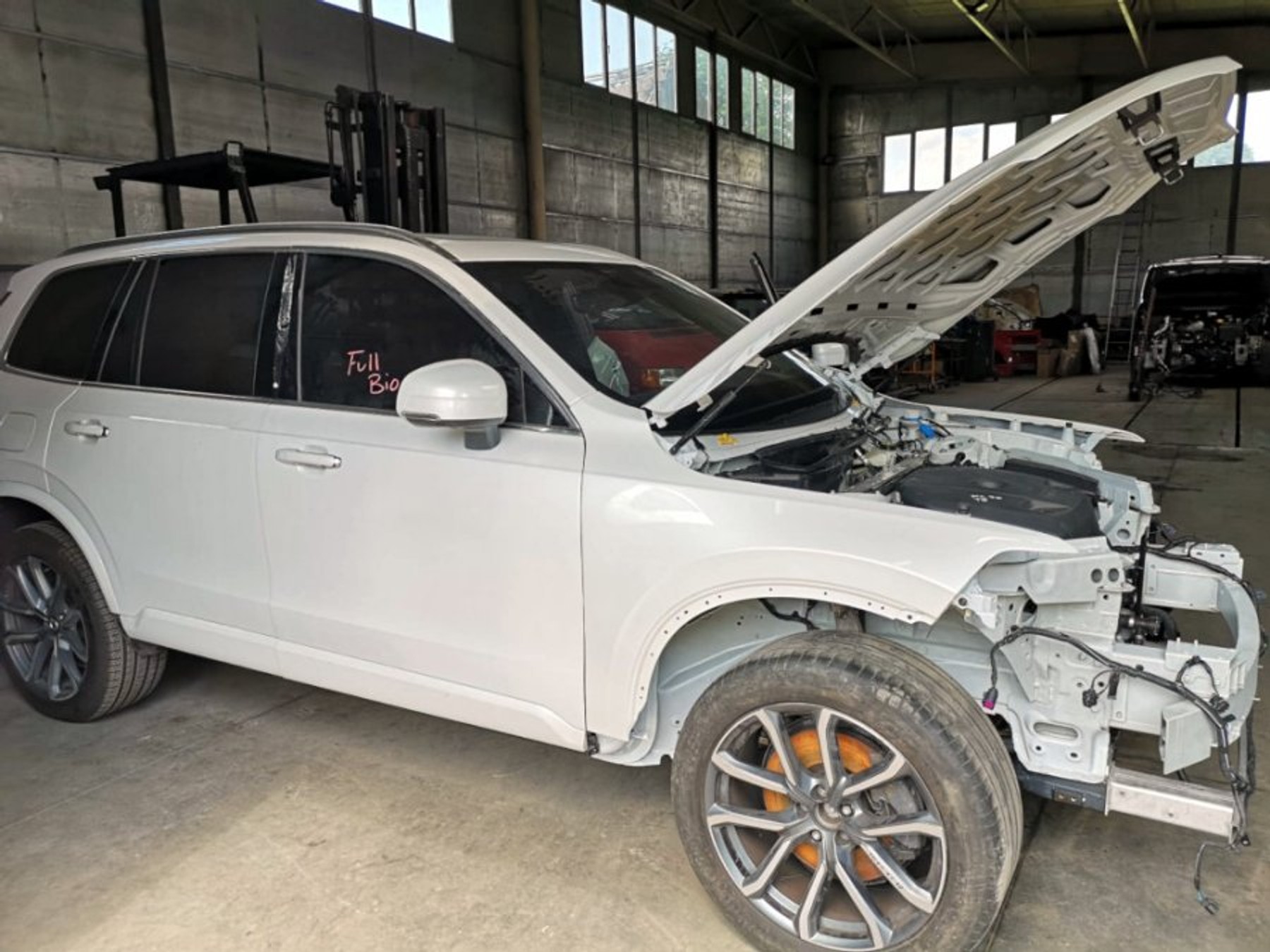 Dziupla samochodowa ze skradzionymi autami i częściami zamiennymi