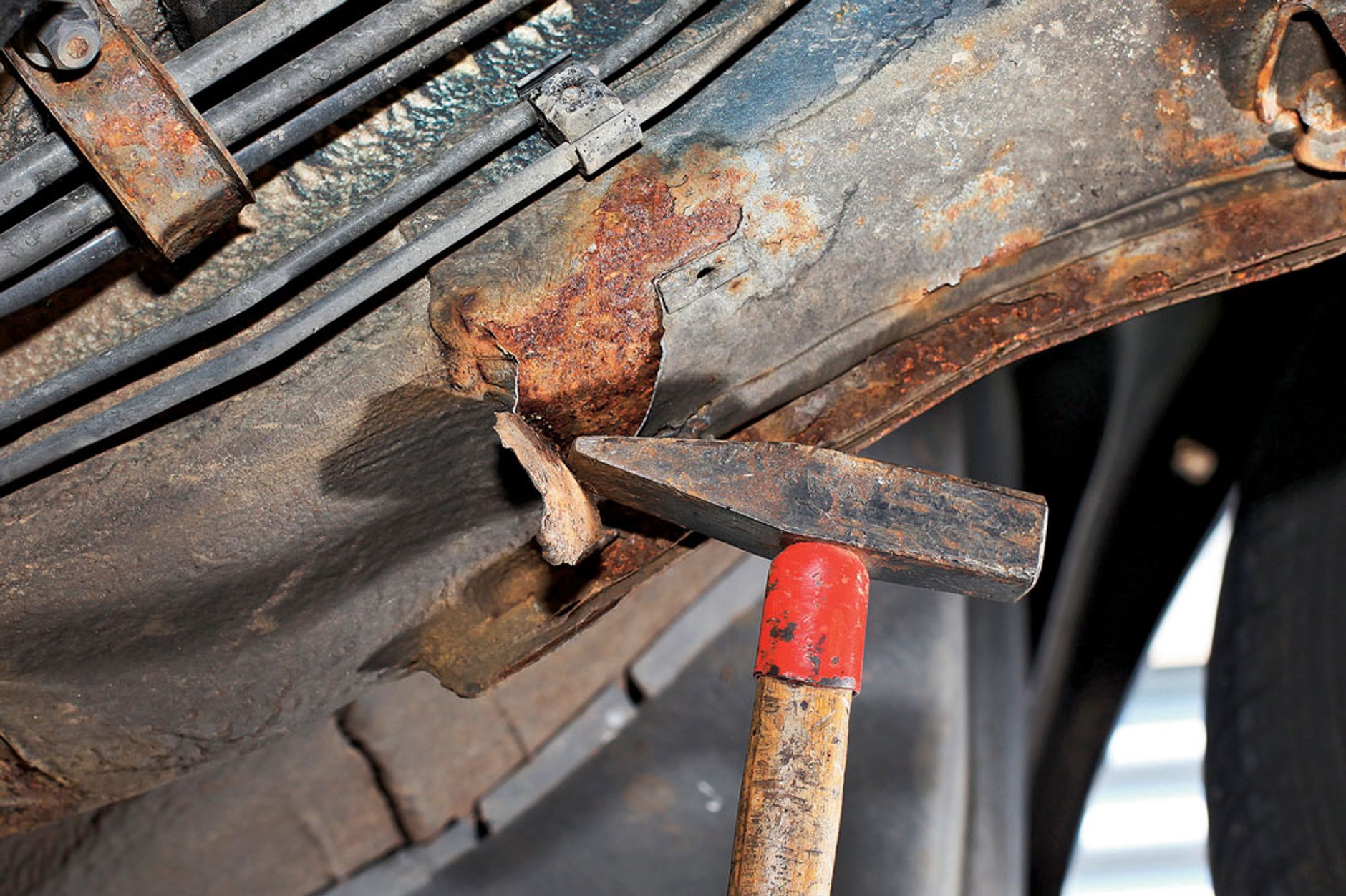 Auto po 300 tys. km - usterki ważne i mniej ważne: jak obniżać koszty?