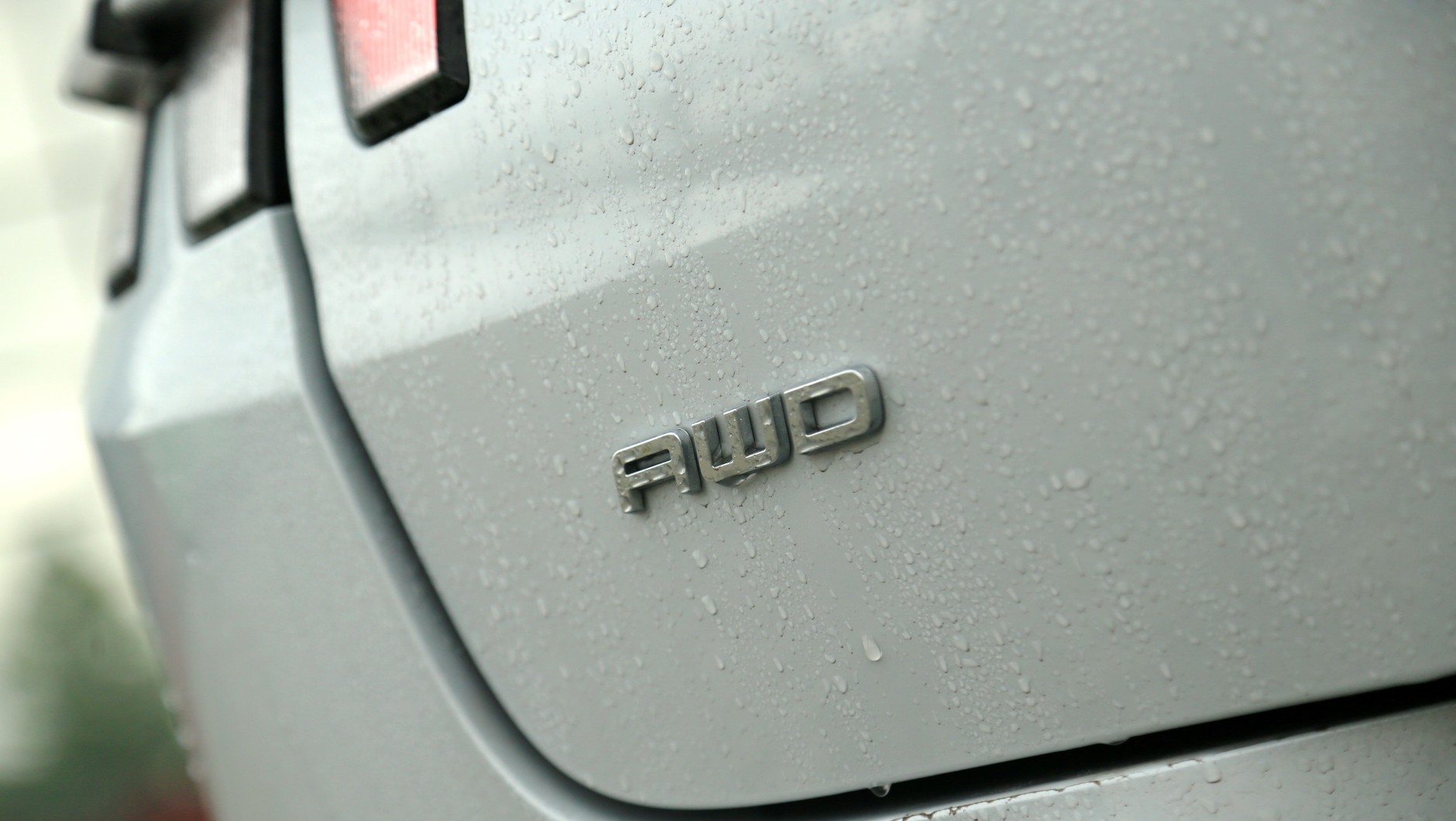Napęd AWD tworzą dwa silniki elektryczne zamocowane przy każdej osi pojazdu.