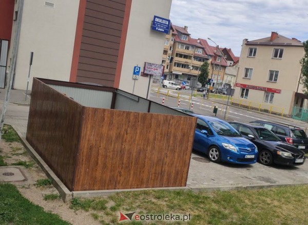 Tego jeszcze nie było. "Parawaning" na parkingu. Ludzie przecierają oczy