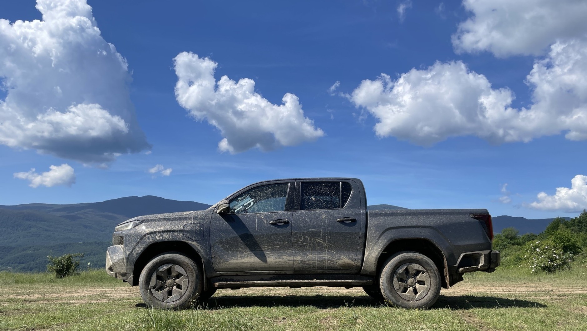 Od słupka A do słupka C nowa Toyota Hilux wygląda bardzo znajomo