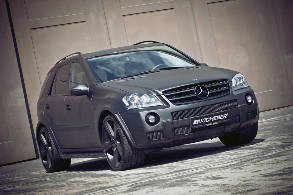 Złowieszczo matowy Mercedes ML