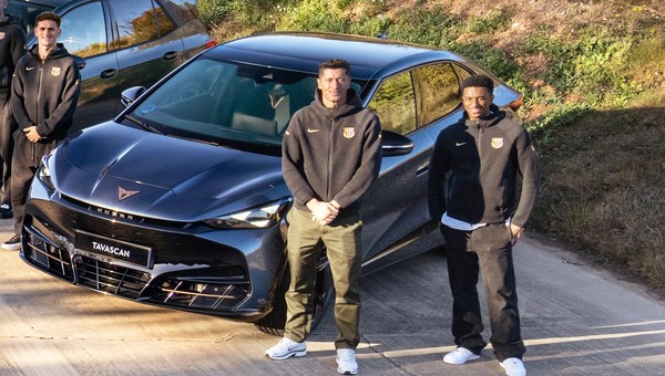 Robert Lewandowski i Wojciech Szczęsny wybrali nowe samochody. Takie same