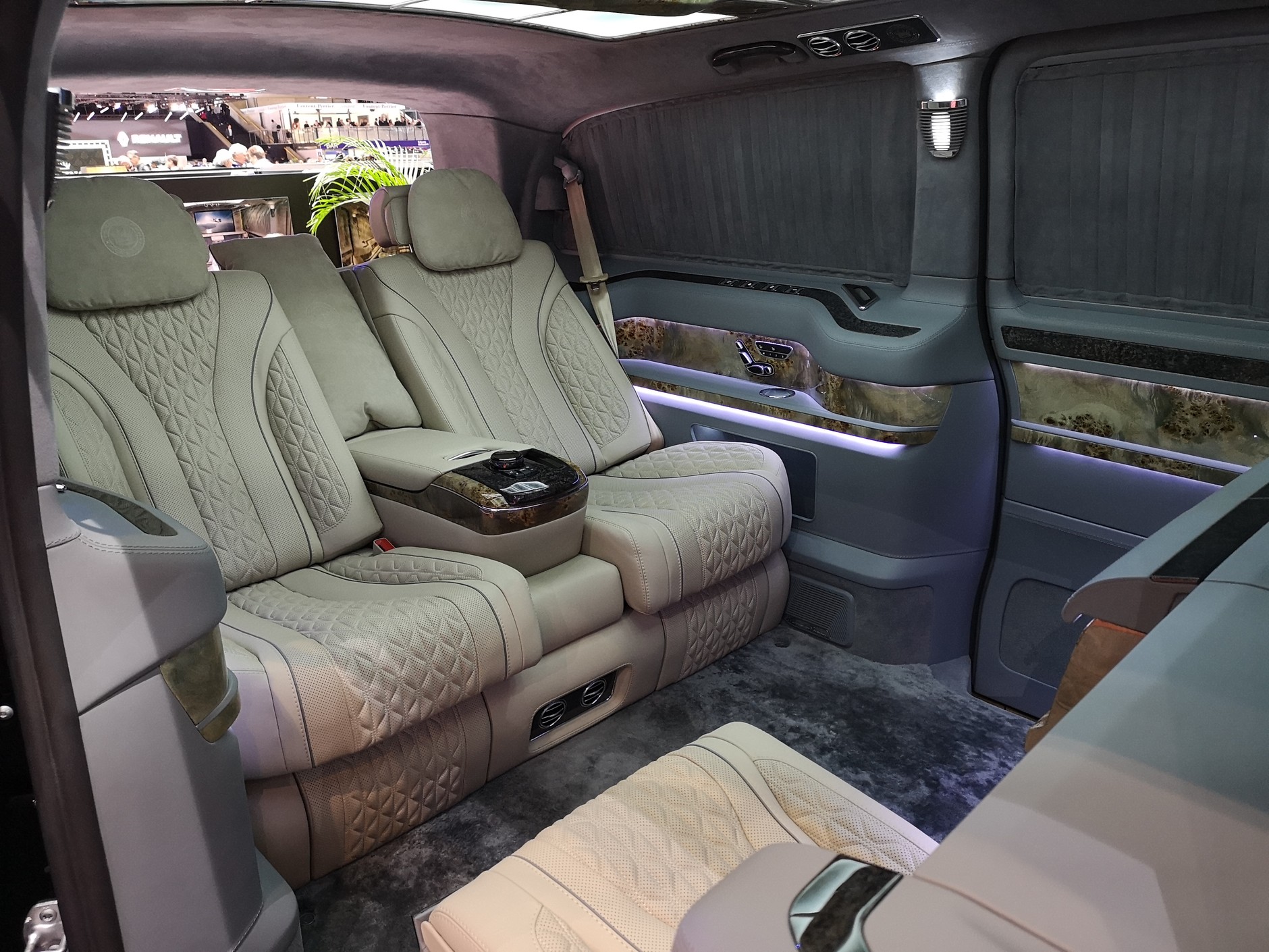 Luksusowe vany - salon samochodowy w Genewie