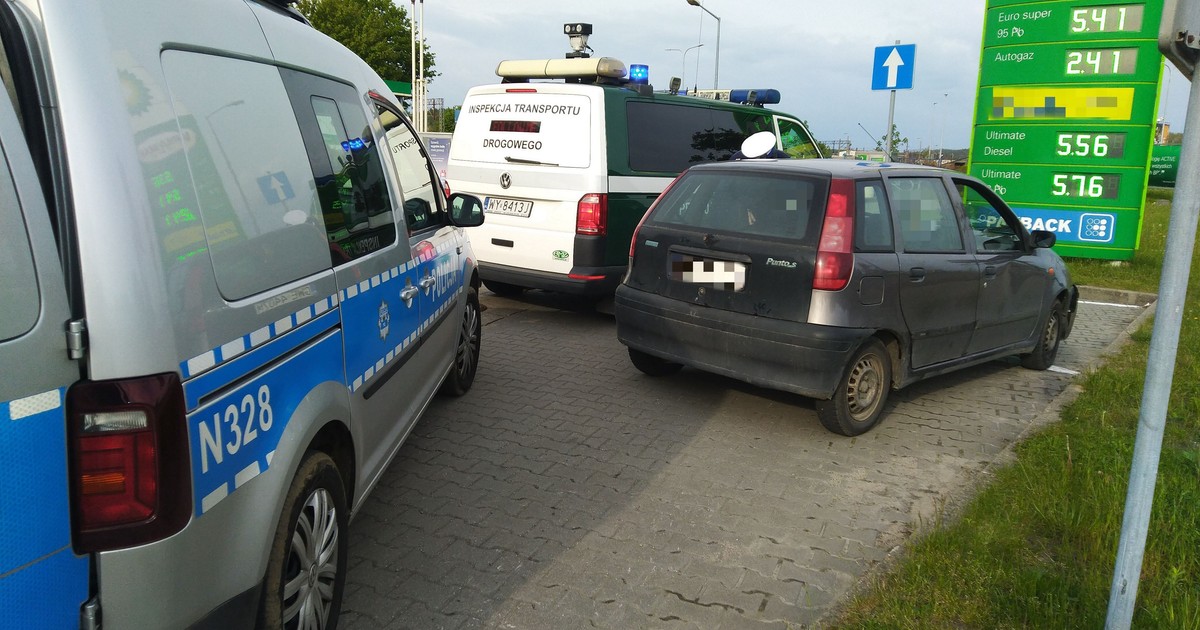 Z uchylonej szyby samochodu wyłaniał się gęsty, biały dym