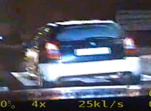 Policjanci usłyszeli huk. Rozpoczęli pościg za kierowcą [WIDEO]