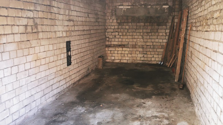 Oglądaliśmy garaż na warszawskim Mokotowie. Chyba nikt nigdy o ten obiekt nie zadbał