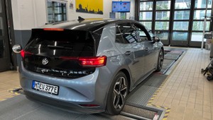Przejechali elektrykiem ponad 160 tys. km. Wszystkich interesował stan akumulatora po okresie gwarancji