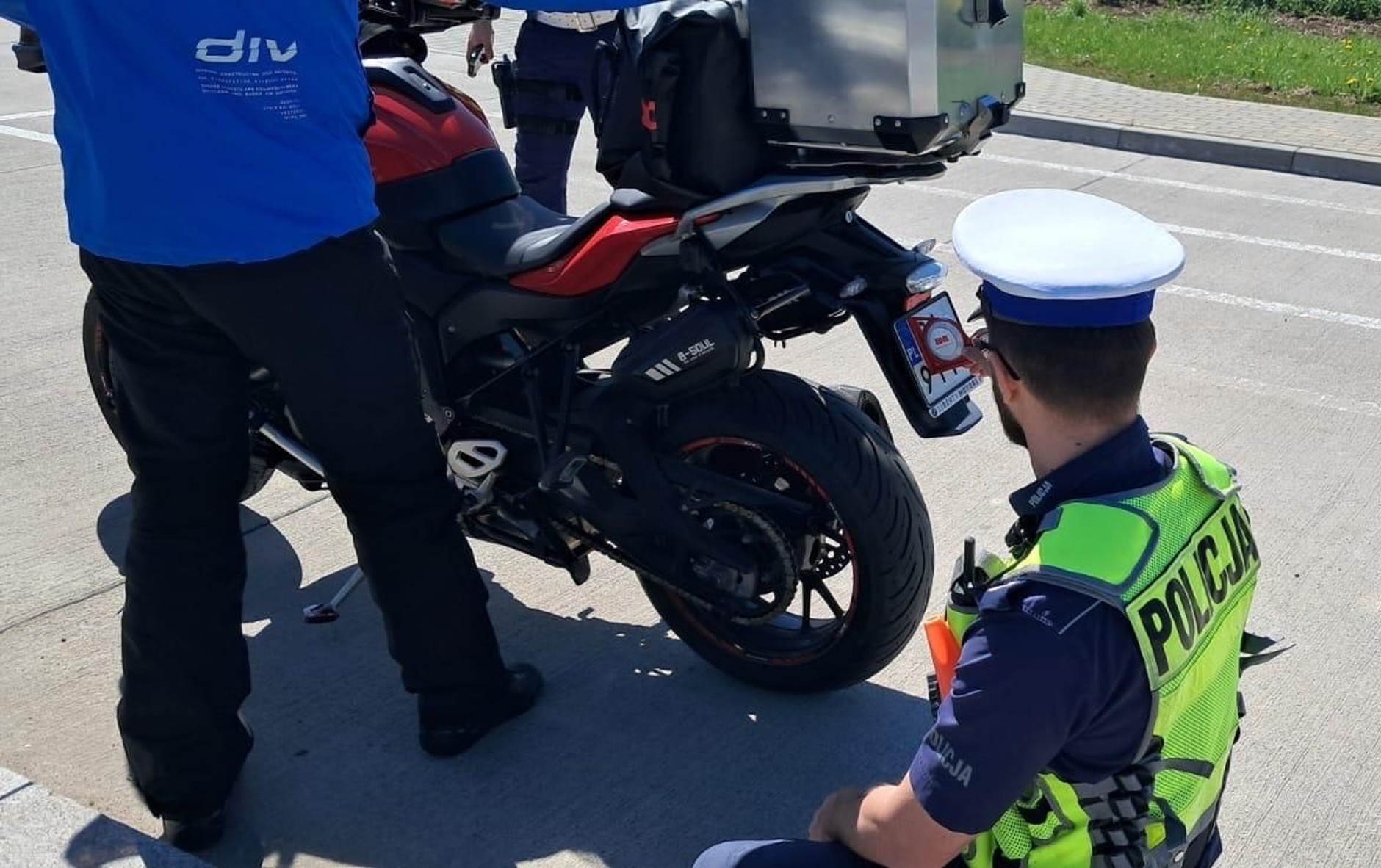 Policja rozpoczęła pilotażowy program pomiaru kąta nachylenia tablic rejestracyjnych