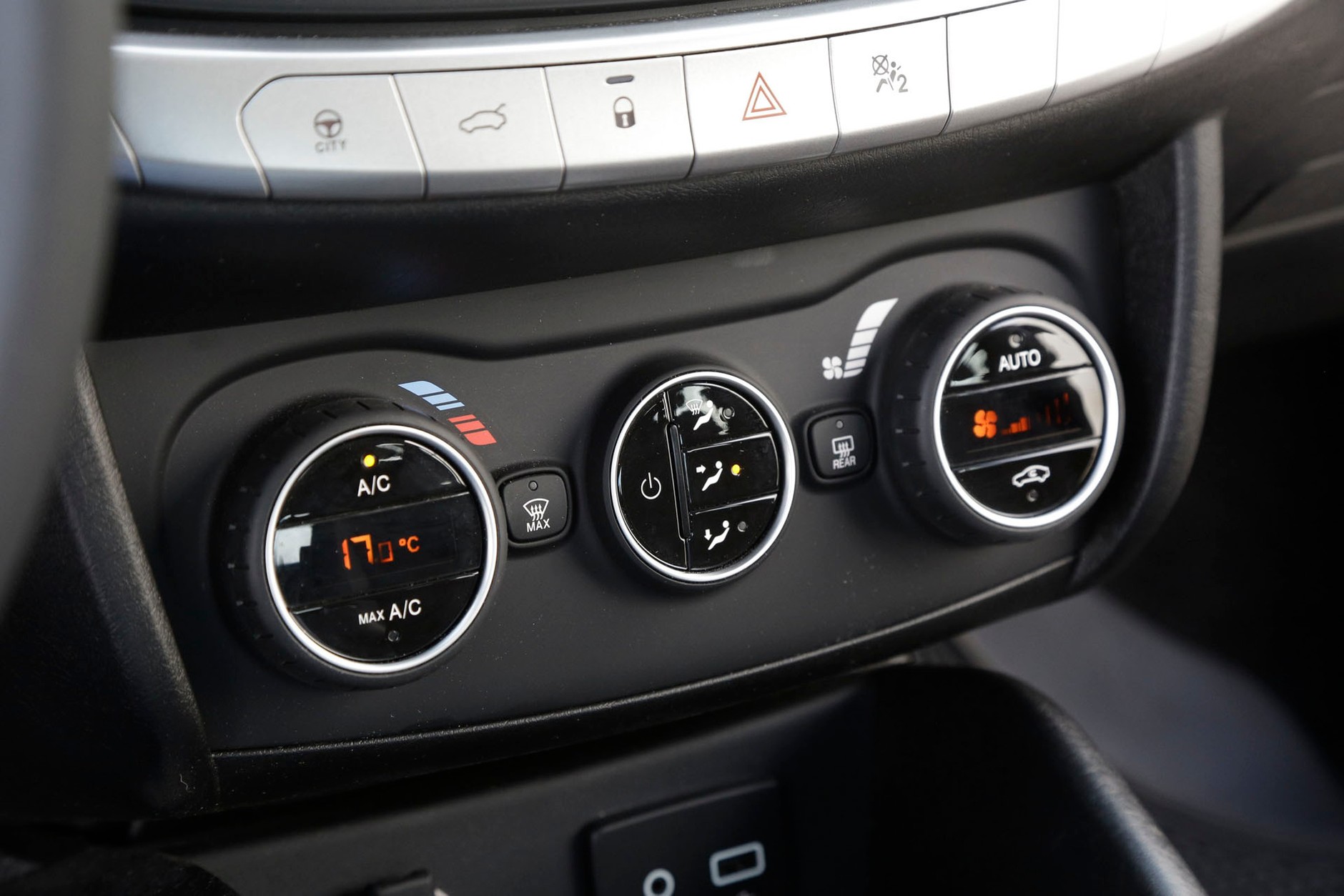 Dokupuj, ale nie przepłacaj - jak nie dać się naciągnąć w salonie samochodowym?