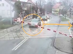 Kierowca nie przejął się opadającym szlabanem. Uratował go dróżnik [WIDEO]