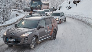 Koniec z zatorami w górach. Francja wprowadza obowiązkowe "zimówki" lub łańcuchy