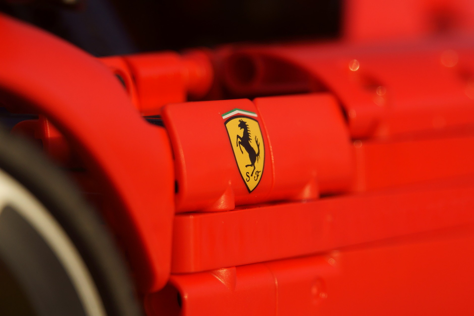 Ferrari Daytona SP3 w skali 1:8 z klocków LEGO