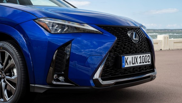 Najpierw Toyota, teraz Lexus. Hybrydowy SUV wjeżdża na finał wyprzedaży