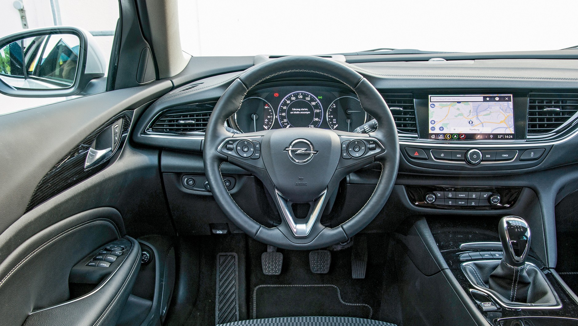 Cztery kombi klasy średniej - Opel Insignia