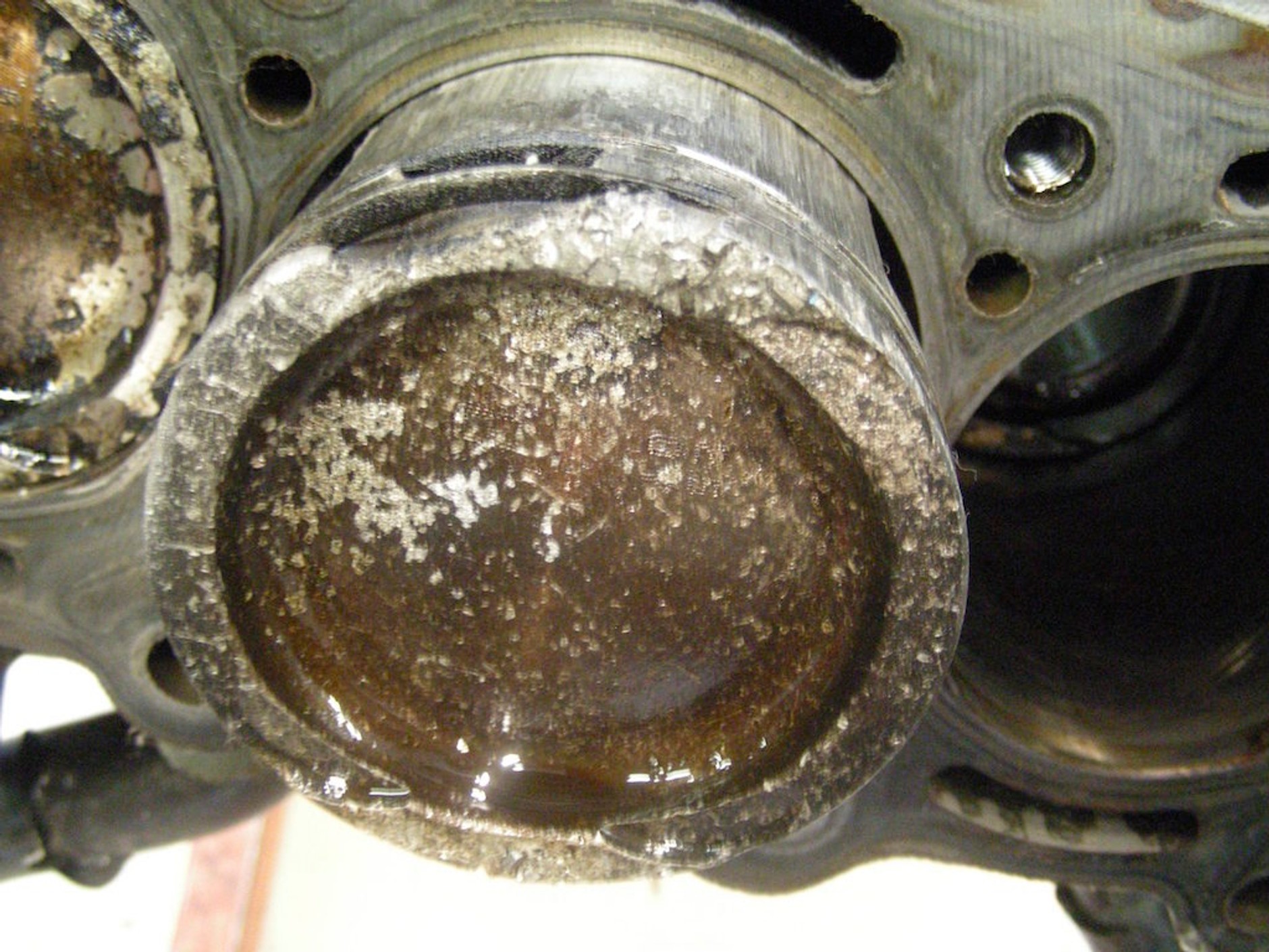 Uszkodzony tłok silnika