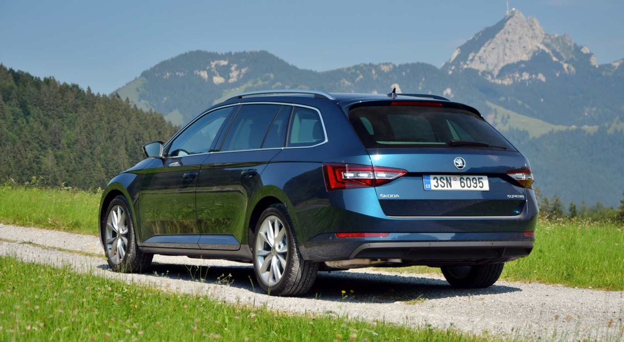 Używana Toyota Camry czy Skoda Superb? Mechanik wybrał faworyta. "Prawie szóstka"