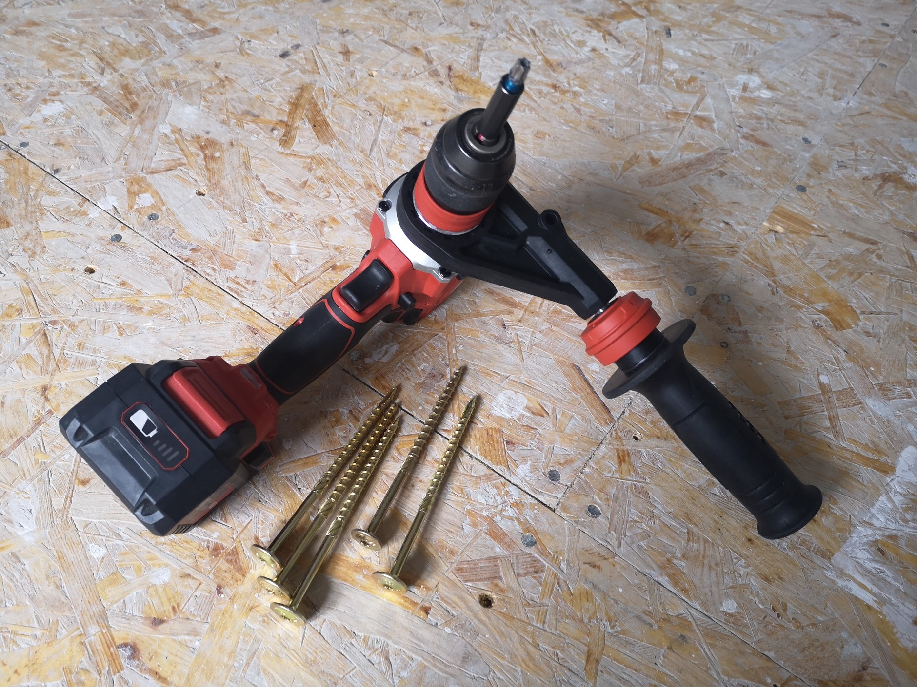 Przy „grubszych” zadaniach dobrze jest założyć rękojeść boczną. Duże wkręty łatwiej się wkręca, jeśli mają łeb opasujący do końcówki typu torx