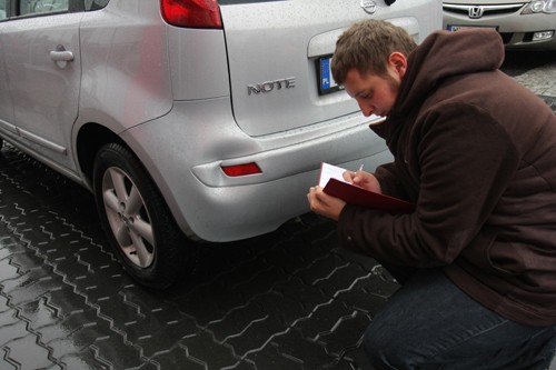 Stłuczka i co dalej? Wzywać policję czy nie?