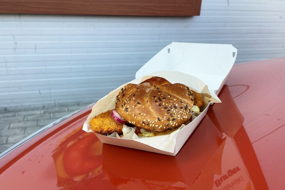 Kanapka-burger z oferty gastronomicznej jednej z sieci paliw