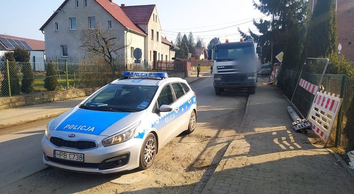 Nie wsiadł za kierownicę, a i tak musiał dmuchać. Budowlaniec kierujący ruchem w kłopotach