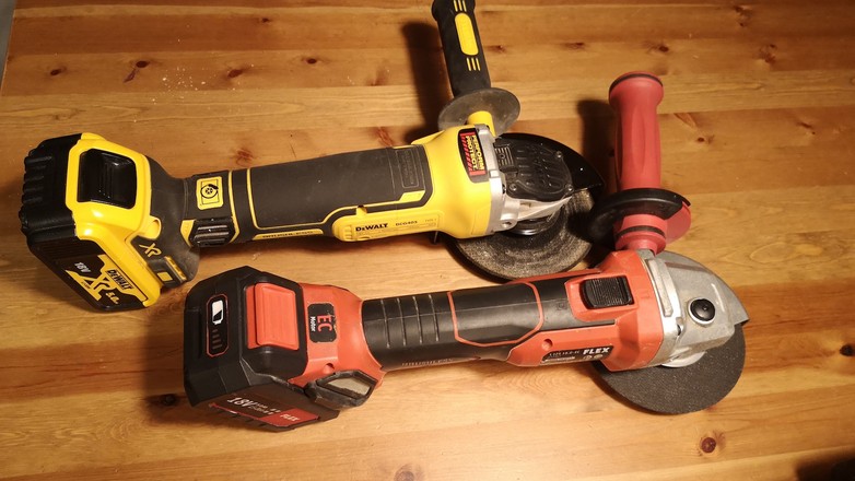 Wysokiej jakości szlifierki kątowe na baterie mają prawie takie same osiągi jak sprzęt sieciowy.W praktyce oznacza to, że w wielu typowych zastosowaniach mają przewagę nad sprzętem zasilanym z sieci 230 V.