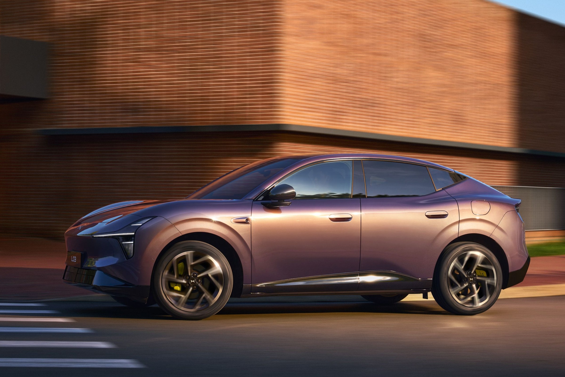 Xpeng wprowadza nowy model, ale hej – gdzie są zielone tablice? EREV to prawie elektryk, ale prawie robi różnicę