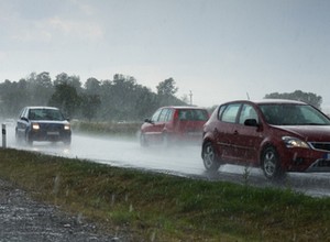 Nawałnice idą do Polski. Tak należy się zachować, gdy jesteśmy za kierownicą
