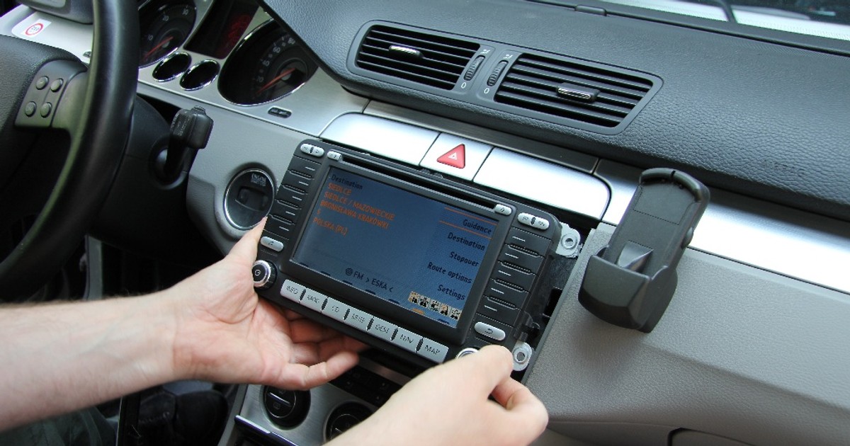 Fabryczne radio RNS-MFD do wymiany. W jego miejsce Kenwood DNX520VBT. 