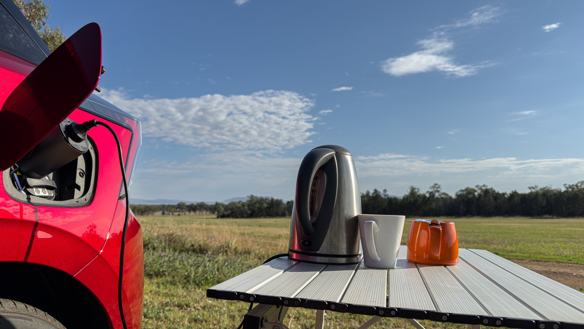 Większość aut elektrycznych i niektóre hybrydy plug-in pozwalają na wykorzystanie baterii trakcyjnej jako gigantycznego, mocnego magazynu energii. 