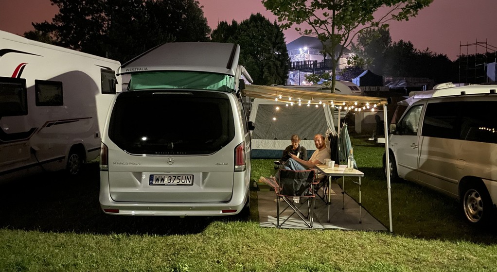 Mercedes Klasy V Marco Polo na kempingu podczas festiwalu Colours of Ostrava w Czechach