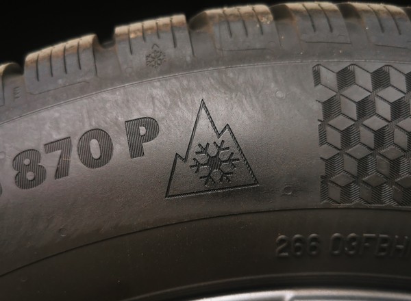 Mandat za opony M+S? Tak, bo musi być coś jeszcze. Takie muszą być opony zimowe