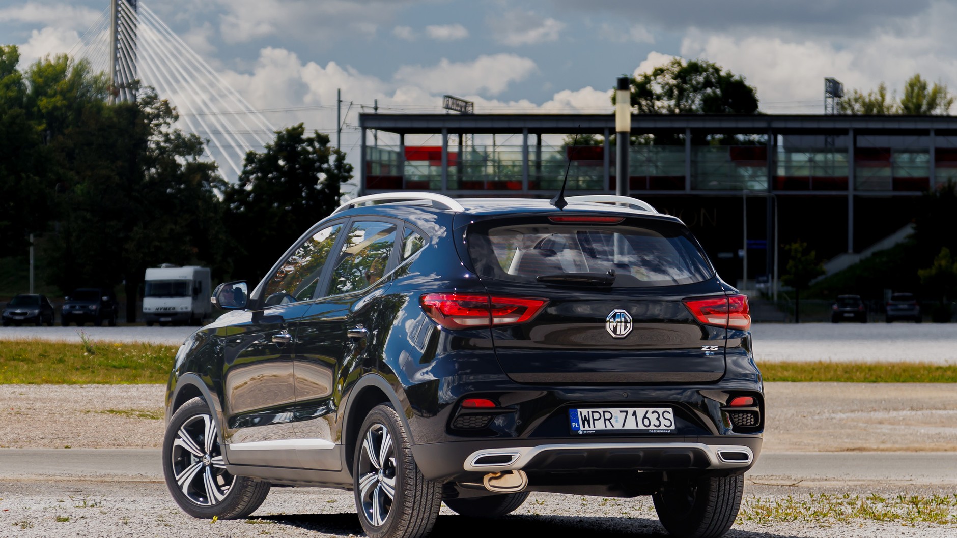 Dacia Duster kontra MG ZS. Porównanie dwóch budżetowych samochodów