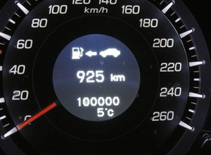 Policja wyłapuje kolejne auta z kręconymi licznikami – rekordzista cofnął 300 tys. km!