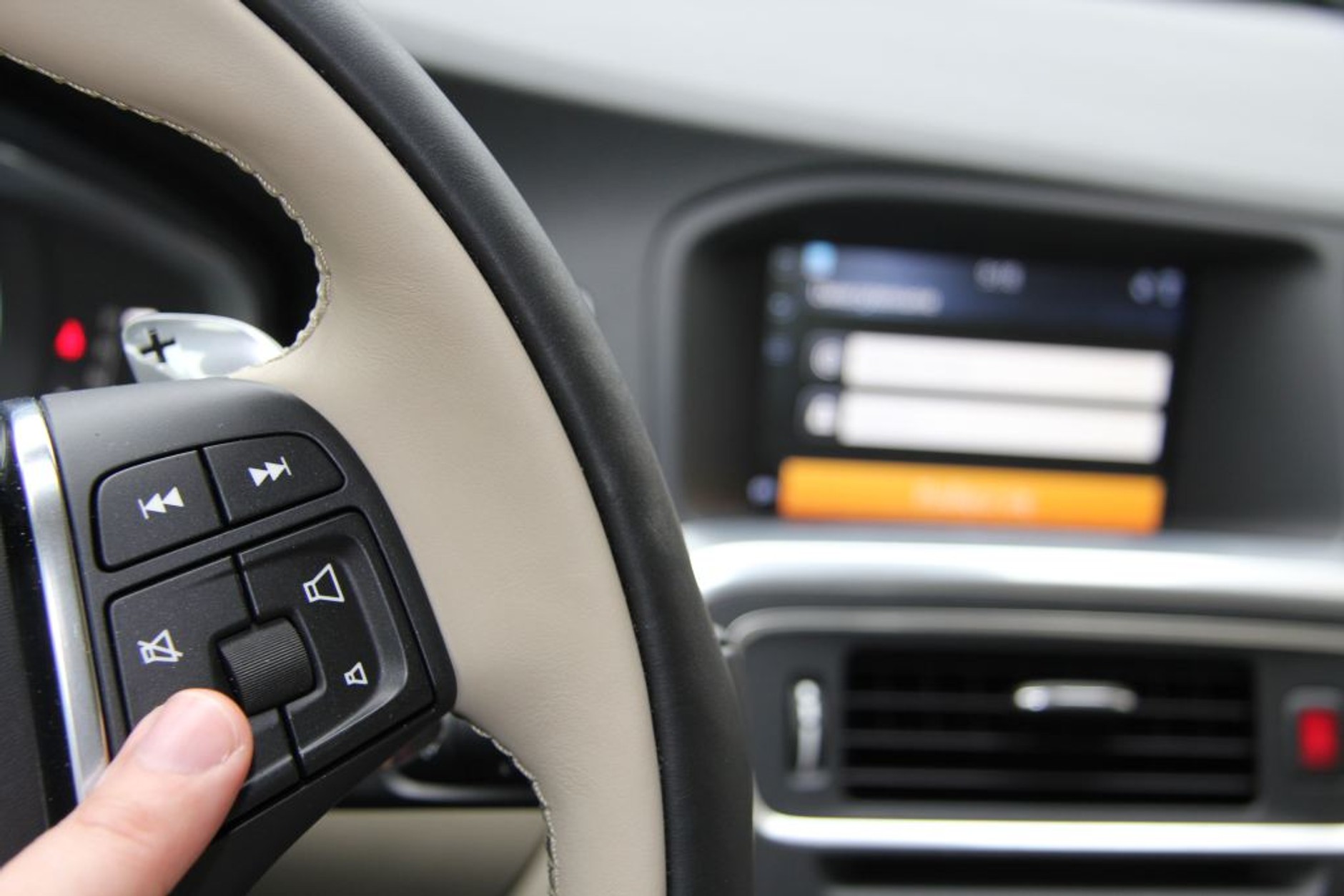 Do sterowania zestawem w Volvo można również użyć pilota w kierownicy.