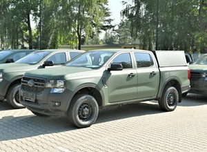Polscy żołnierze odbierają kluczyki do Fordów Rangerów i jadą pomagać powodzianom
