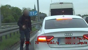 Szeryf drogowy miał spektakularnego pecha. Gdy wymierzał sprawiedliwość, nadjechali oni [WIDEO]
