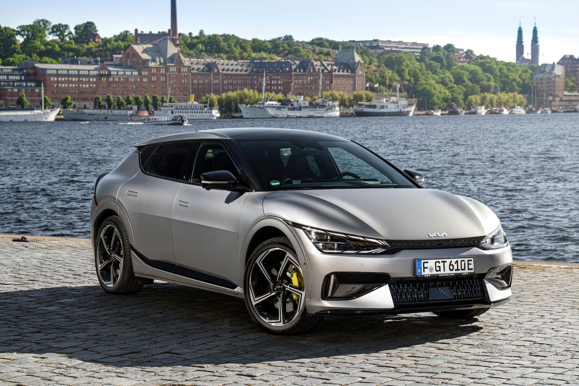 EV6 ma wyróżniający się dynamiczny design, który w wersji GT podkręcono subtelnymi modyfikacjami – najbardziej widoczne to nowy pas przedni