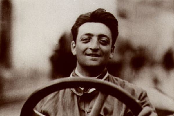 Enzo Ferrari jako kierowca wyścigowy, lata 30.  Startował w 47 wyścigach, 13 wygrał.