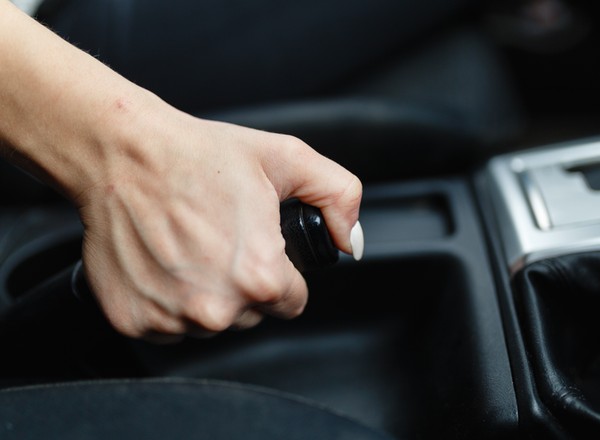 Na ręcznym czy na biegu? No i na którym biegu? Jak zostawiać auto, gdy idzie mróz