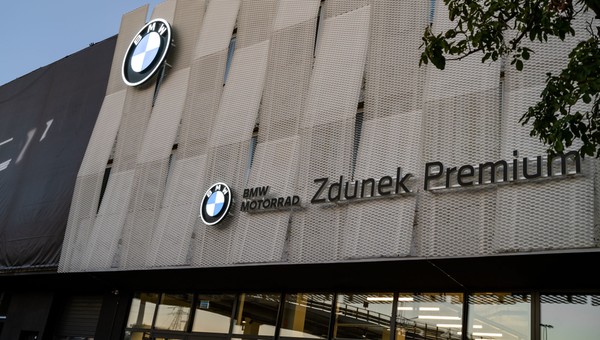 Nowy salon BMW w dawnym biurowcu FSO (Warszawa)