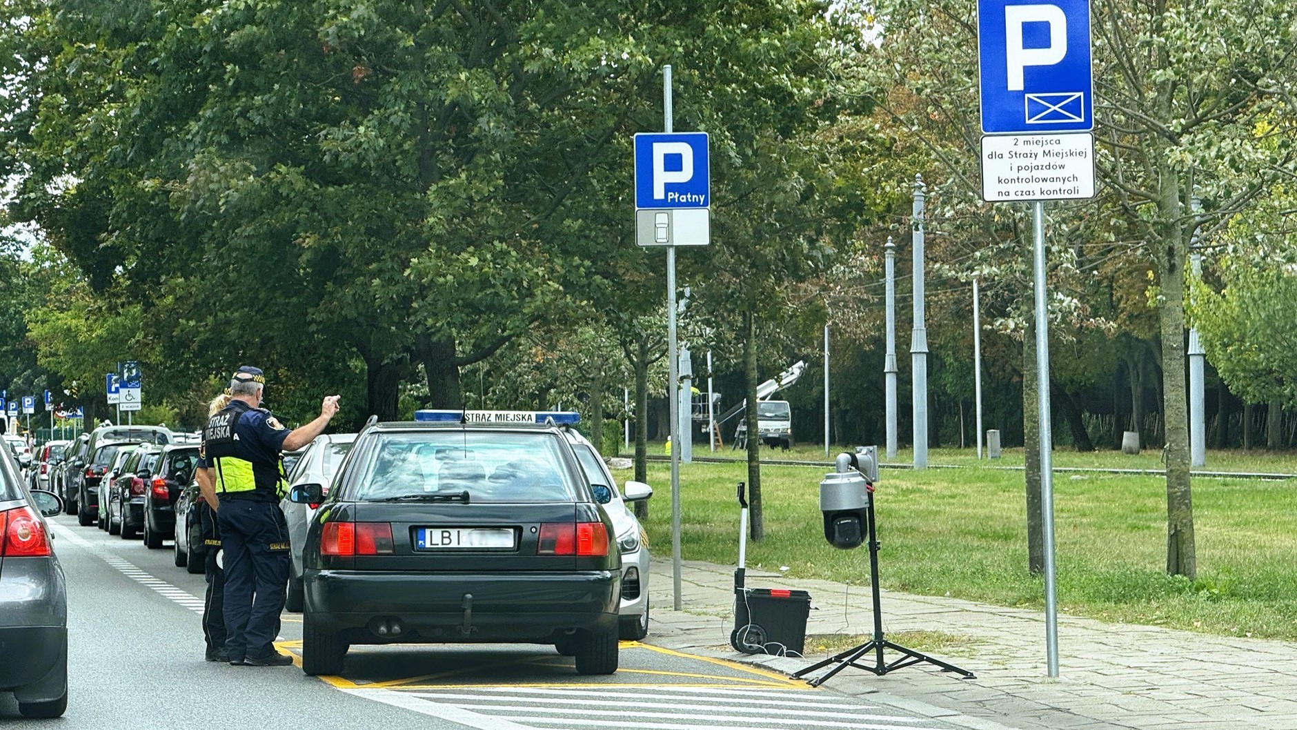 Kontrola starego samochodu wjeżdżającego do SCT w Warszawie