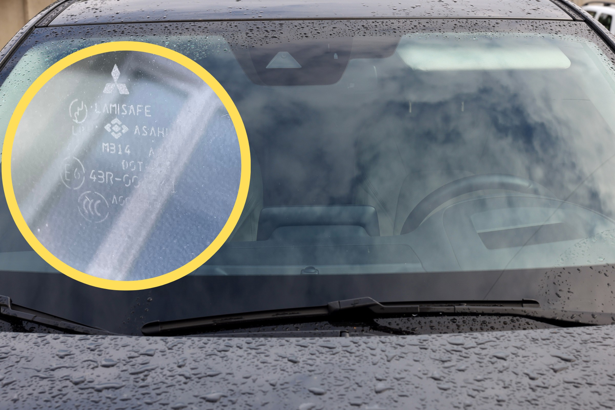 Tajemnicze kody na szybie samochodu mają znaczenie. Zaszyfrowano w nich wiele informacji