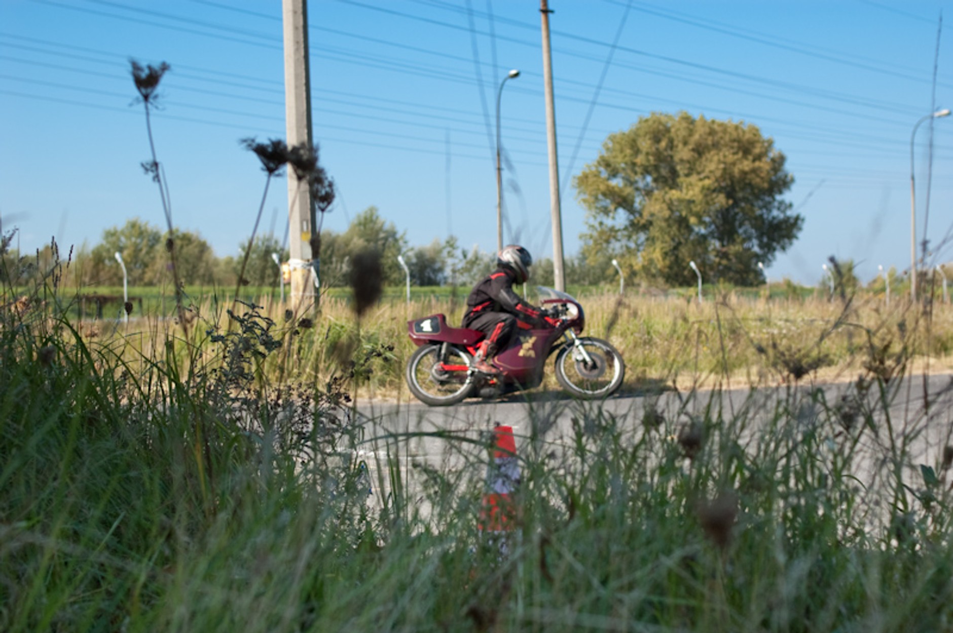 Polskie motocykle i samochody na torze FSO
